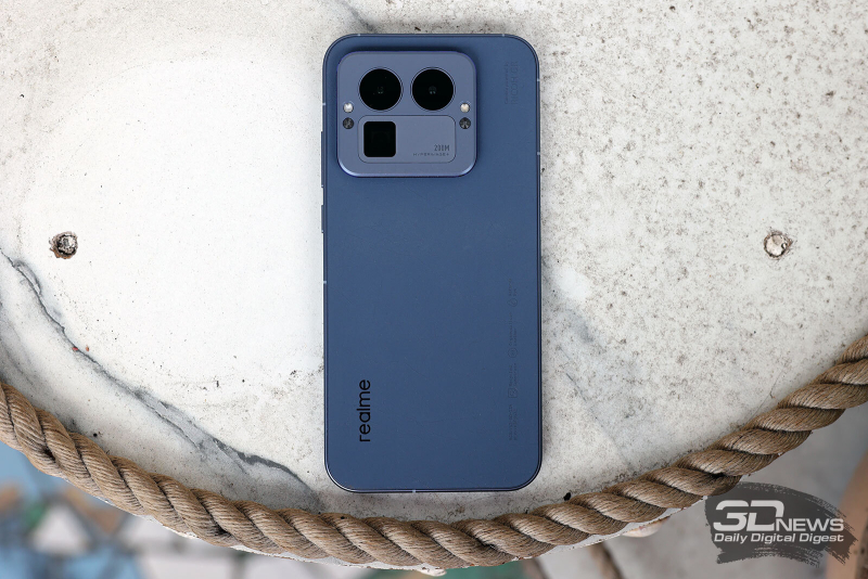  realme GT 8 Pro, задняя панель: в верхней части — блок с тремя камерами,  двумя светодиодными вспышками, микрофоном и ИК-датчиком 