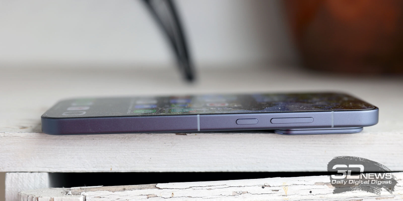  realme GT 8 Pro, правая грань: клавиша питания и клавиша регулировки громкости/спуска затвора камера 