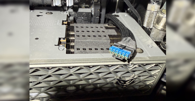  Сгоревший коннектор 12V-2&times;6 кабеля питания, использовавшегося с видеокартой Radeon RX 9070 XT. Источник изображения: Reddit 