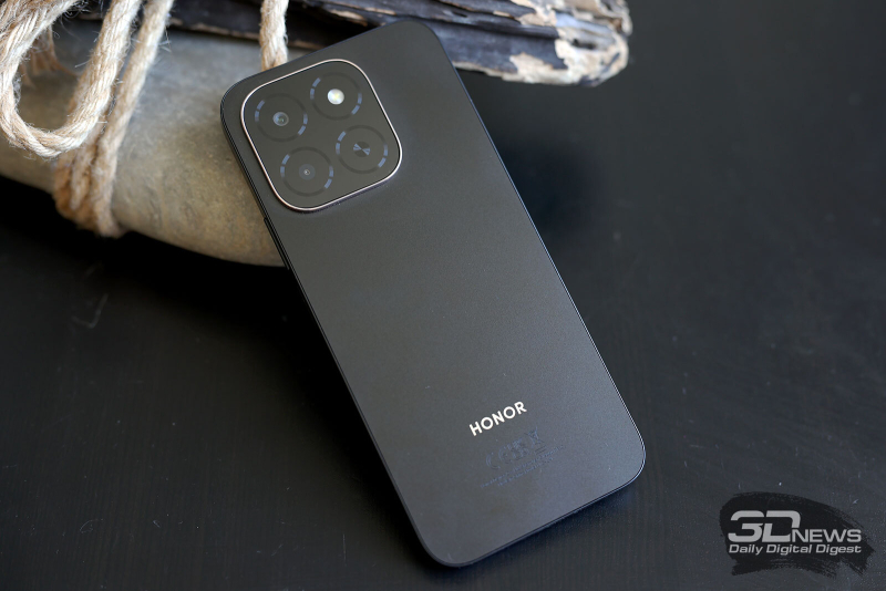  HONOR X6c, задняя панель: в углу &mdash; квадратный блок с двумя камерами и одинарной светодиодной вспышкой 