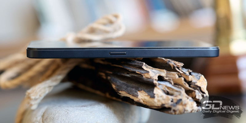  HONOR X6c, левая грань: клавиша доступа к &laquo;Мобильному ассистенту с AI&raquo; 