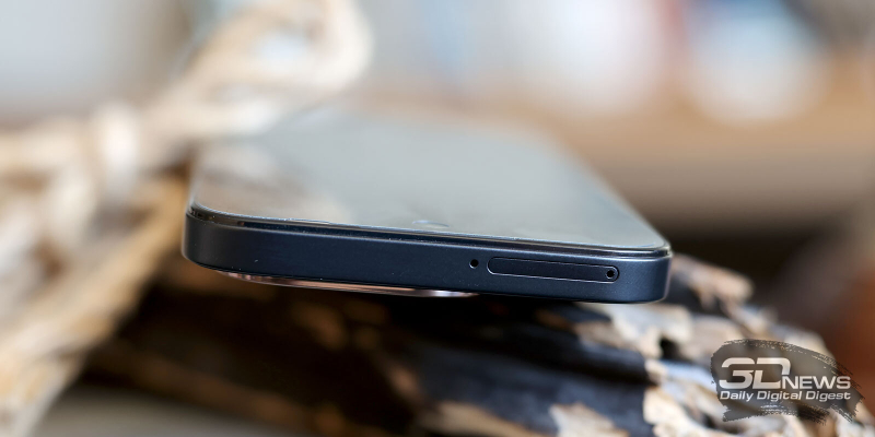  HONOR X6c, верхняя грань: микрофон, слот для двух SIM-карт и/или карты памяти MicroSD 