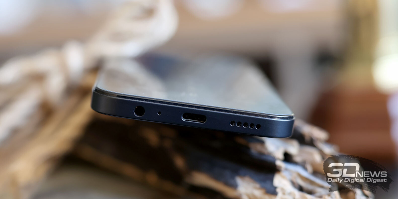  HONOR X6c, нижняя грань: микрофон, порт USB Type-C, динамик, мини-джек 