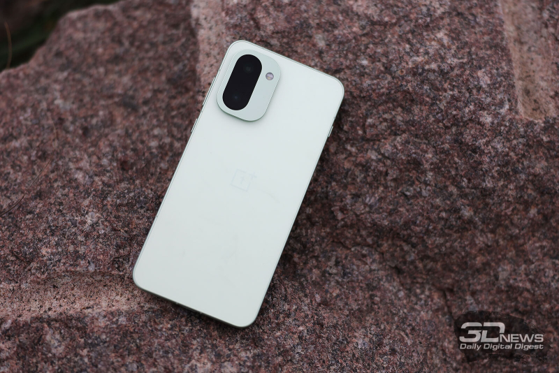  OnePlus 15R, задняя панель: в углу &ndash; блок с двумя камерами и двойной светодиодной вспышкой 