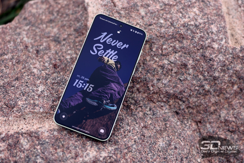  OnePlus 15R, лицевая панель: по центру в верхней части экрана &ndash; фронтальная камера, под верхней кромкой &ndash; разговорный динамик 