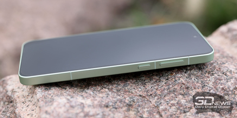  OnePlus 15R, правая грань: клавиша питания и клавиша регулировки громкости/спуска затвора камеры 