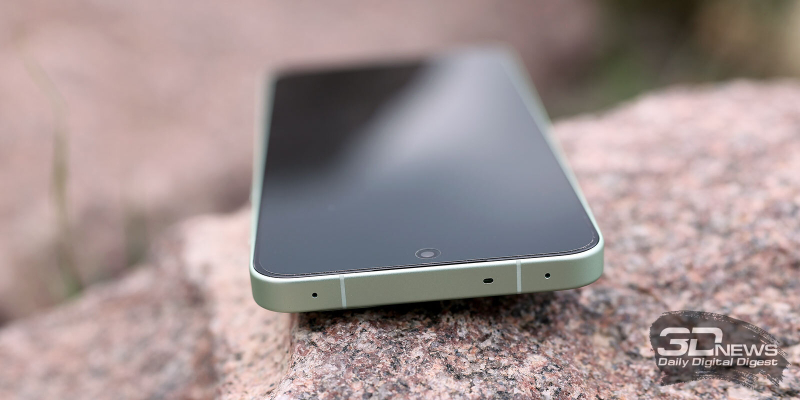  OnePlus 15R, верхняя грань: микрофон и отверстие вывода разговорного динамика 