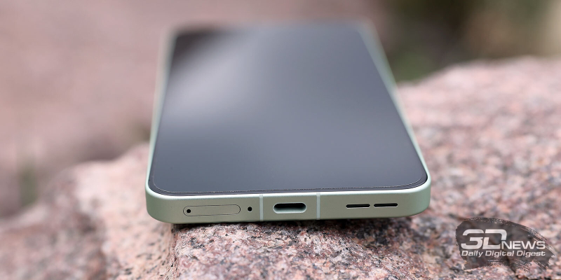  OnePlus 15R, нижняя грань: основной динамик, порт USB Type-C, микрофон, слот для двух карточек стандарта nano-SIM 