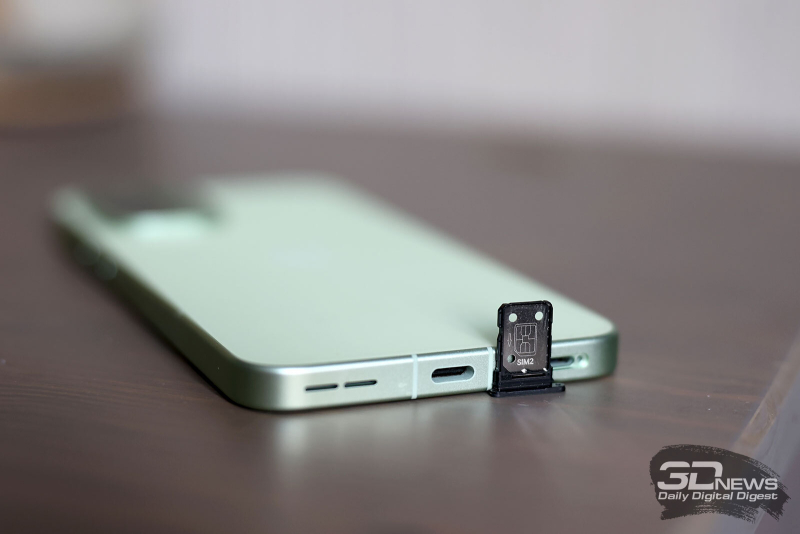  Слот для двух карточек стандарта nano-SIM 