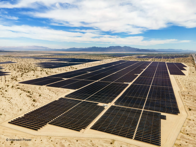  Один из активов, достающихся Alphabet, &mdash; поле солнечных батарей в Калифорнии на 500 МВт с аккумуляторами Tesla для запасения впрок накапливаемой за день энергии (источник: Intersect Power) 