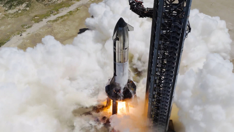  Корабль S38 проходит огневые испытания на базе Starbase в Техасе, 22 сентября 2025 года. Фото SpaceX 