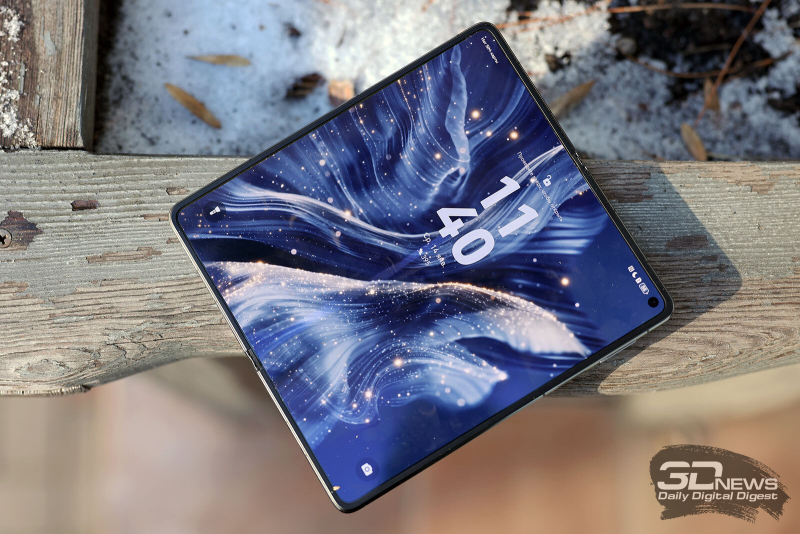  HUAWEI Mate X7 в разложенном состоянии, внутренний экран: в правом верхнем углу &ndash; фронтальная камера в индивидуальном отверстии 