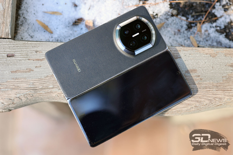  HUAWEI Mate X7 в разложенном состоянии, задняя часть: внешний экран с фронтальной камерой и разговорным динамиком (под верхней кромкой), слева &ndash; блок с тремя камерами, сенсорами и двойной светодиодной вспышкой 