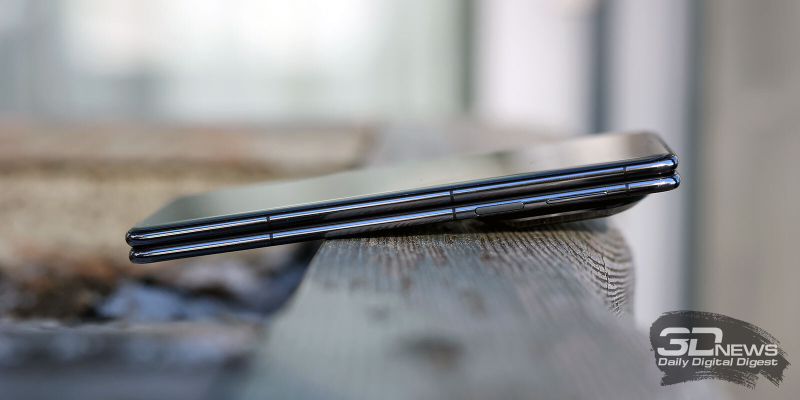  HUAWEI Mate X7 в сложенном состоянии, правая грань: клавиша питания со встроенным сканером отпечатков, клавиша регулировки громкости/спуска затвора 