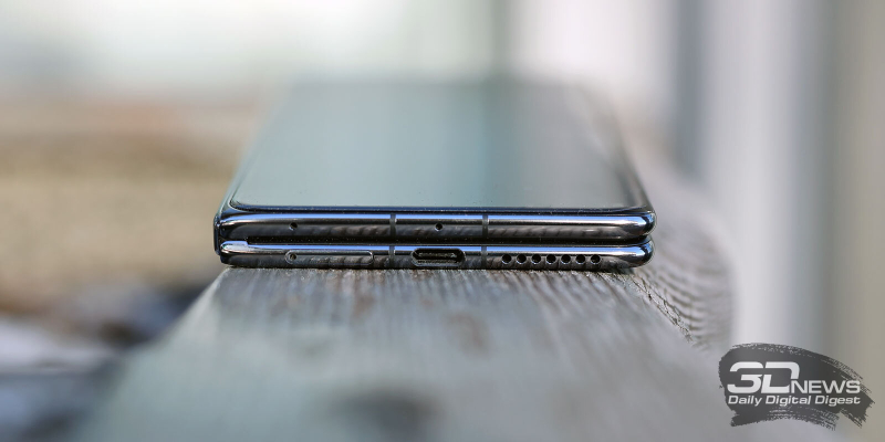  HUAWEI Mate X7 в сложенном состоянии, нижняя грань: порт USB Type-C, слот для двух SIM-карт, динамик и два микрофона 