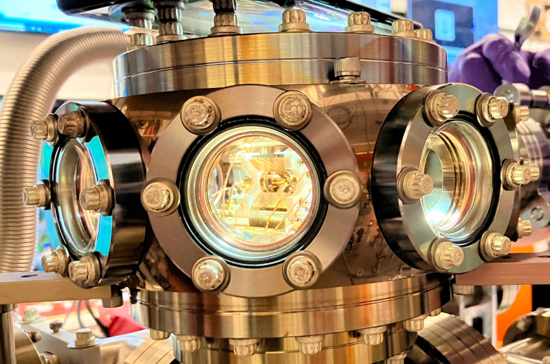  Собственно ловушка Пауля представляет собой группу электродов, размещённых внутри показанной здесь вакуумированной камеры. Если такими окажутся габариты одного-единственного вентиля перспективного (не нуждающегося в дополнительных корректирующих кубитах) квантового компьютера, готовая к решению практических задач конструкция &mdash; логических кубитов этак на тысячу &mdash; выйдет поистине монструозной (источник: Wikimedia Commons) 