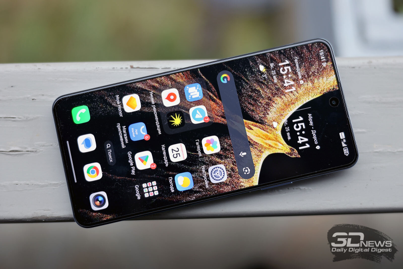  HONOR X8d, лицевая панель: вверху по центру &ndash; индивидуальное отверстие для фронтальной камеры; выше, под кромкой &ndash; разговорный динамик 