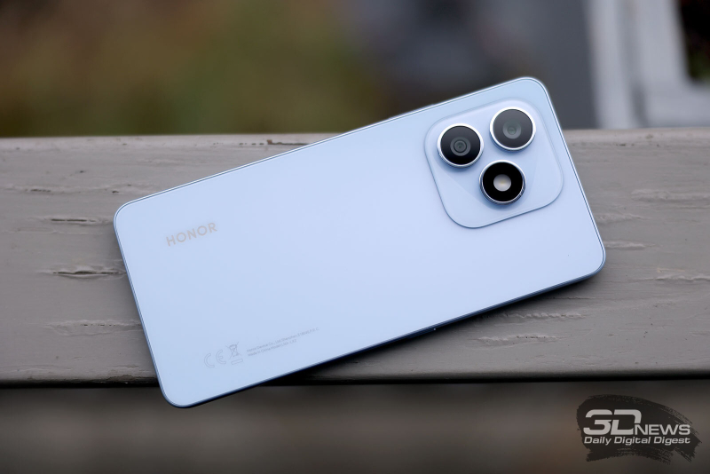  HONOR X8d, задняя панель: блок с двумя камерами и вспышкой 