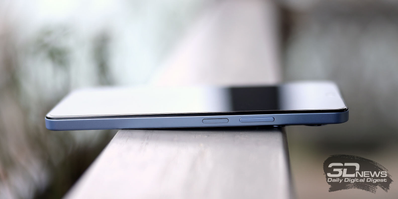  HONOR X8d, правая грань: клавиша питания со встроенным датчиком отпечатков и клавиша регулировки громкости/спуска затвора камеры 