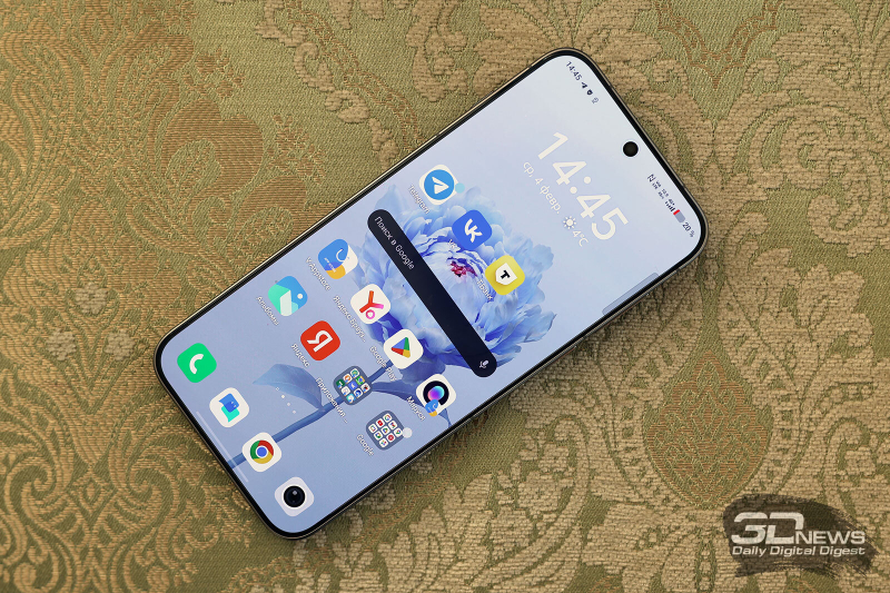  vivo X300 Pro, лицевая панель: в верхней части экрана по центру &ndash; фронтальная камера в индивидуальном отверстии, чуть выше &ndash; разговорный динамик 