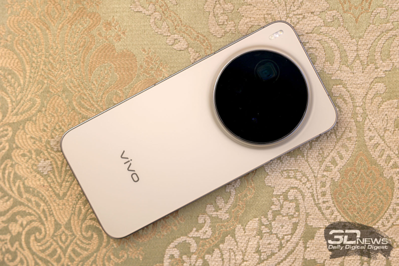  vivo X300 Pro, задняя панель: круглый блок камер с тремя объективами и сенсорами, левее и выше &ndash; тройная светодиодная вспышка 