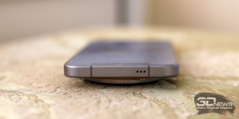  vivo X300 Pro, верхняя грань: решетка вывода звука с разговорного динамика 