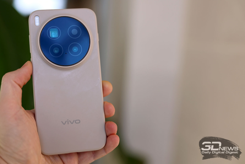  vivo X300 Pro в комплектном чехле 