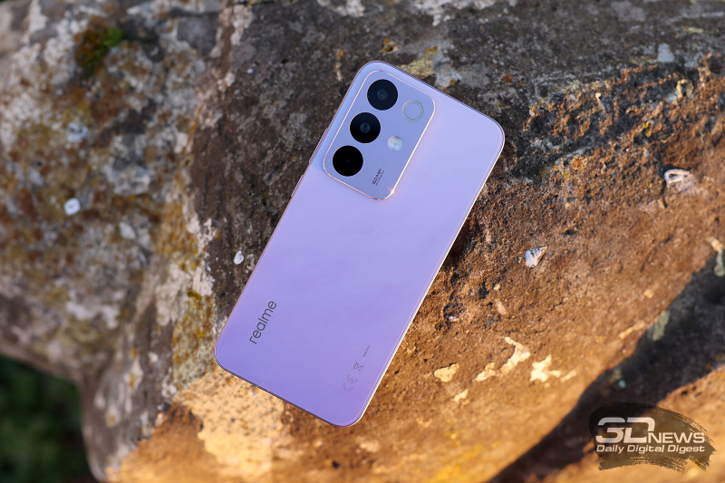  realme С85 Pro, задняя панель: в верхнем углу &mdash; блок с одной камерой, датчиком и микрофоном; там же находится двойная светодиодная вспышка и декоративный элемент Pulse Light 