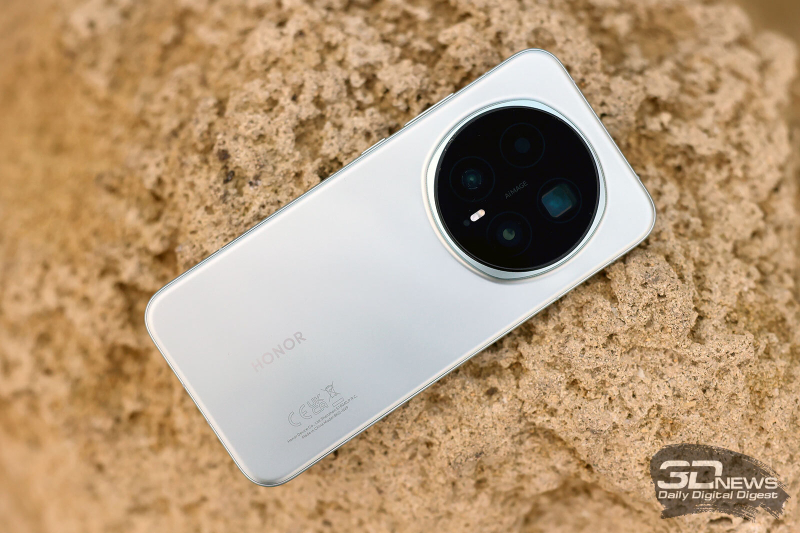  HONOR Magic 8 Pro, задняя панель: крупный блок с тремя объективами, там же &ndash; лазерный помощник автофокуса, двойная светодиодная вспышка и микрофон 