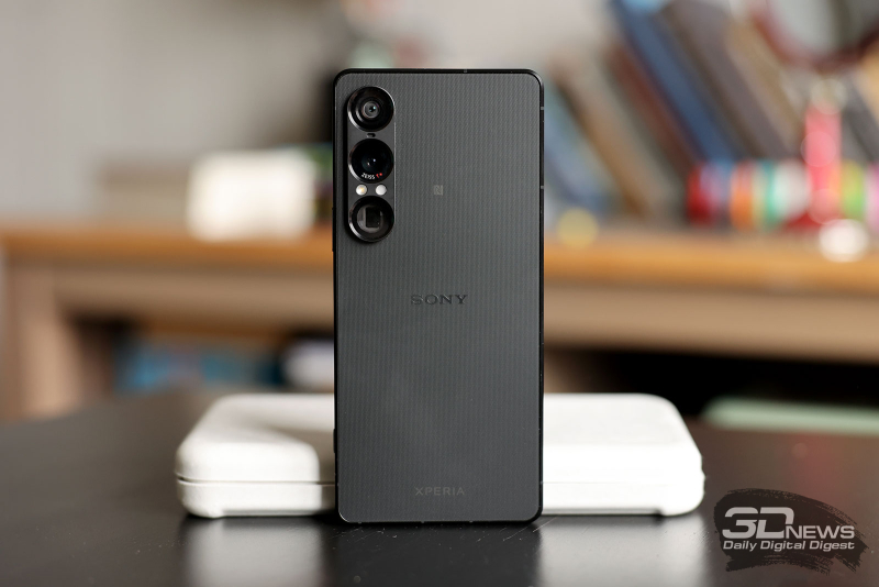  Sony Xperia 1 VII, задняя панель: в углу &mdash; блок с тремя камерами, микрофоном и одинарной светодиодной вспышкой 