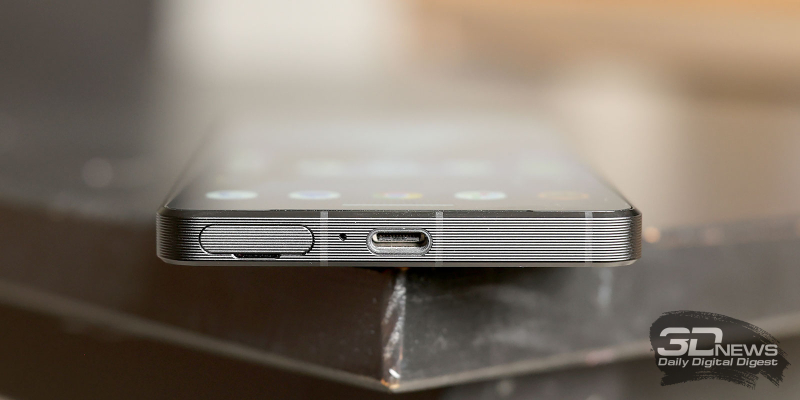 Sony Xperia 1 VII, нижняя грань: слот для SIM-карт и карты памяти, порт USB Type-C и микрофон 
