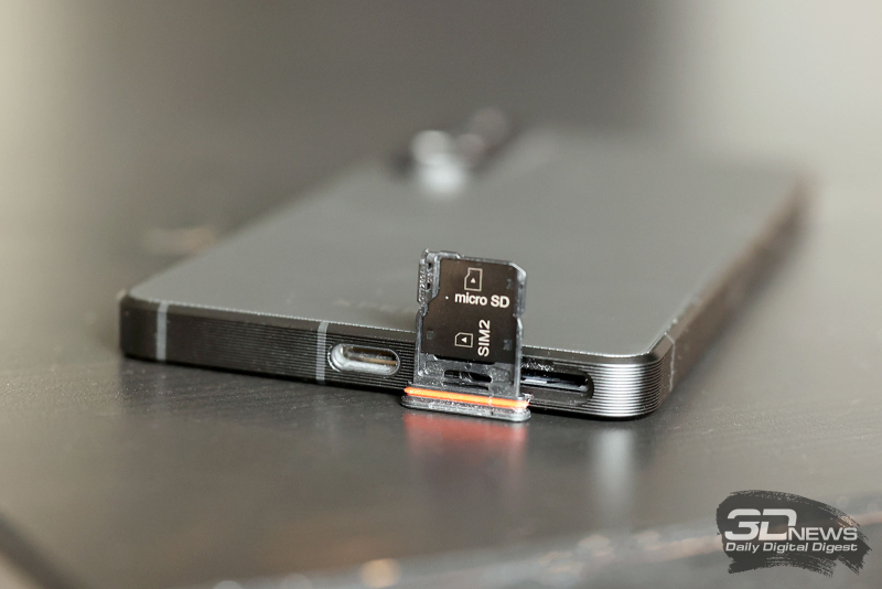  Sony Xperia 1 VII, слот для двух карточек стандарта Nano-SIM или карты памяти стандарта MicroSD вместо одной из них 