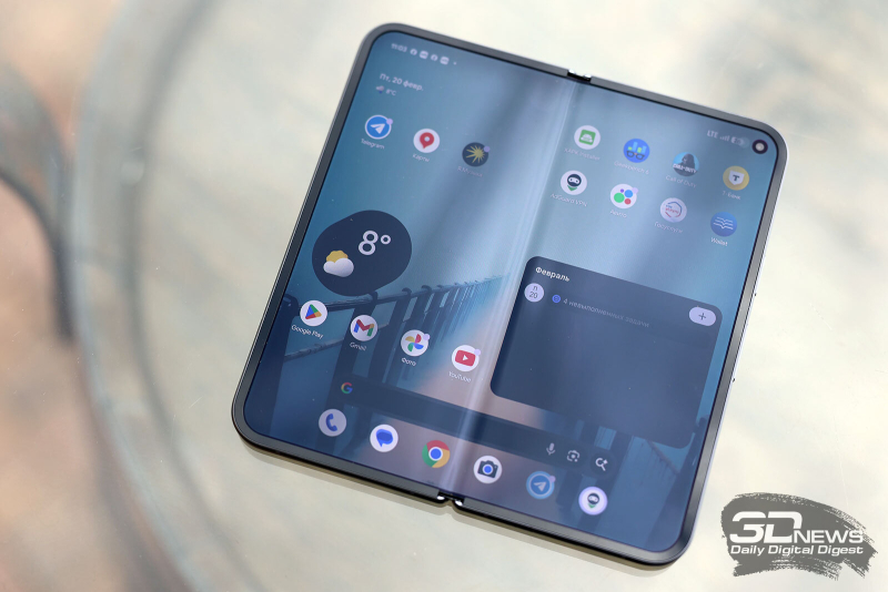  Google Pixel 10 Pro Fold в раскрытом положении, лицевая панель: в углу экрана &ndash; фронтальная камера в индивидуальном отверстии 