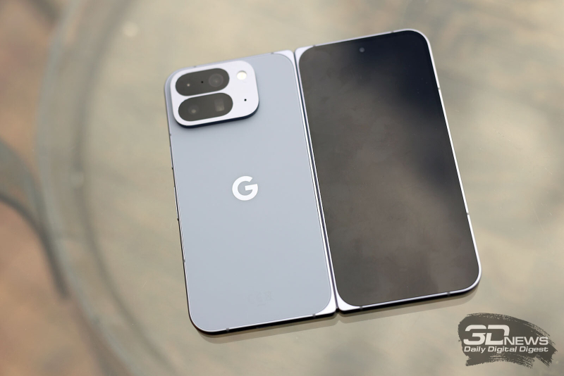  Google Pixel 10 Pro Fold в раскрытом положении, тыльная панель: внешний экран с фронтальной камерой в отверстии и разговорным динамиком, блок с тремя камерами, дополнительными датчиками, одинарной светодиодной вспышкой и микрофоном 