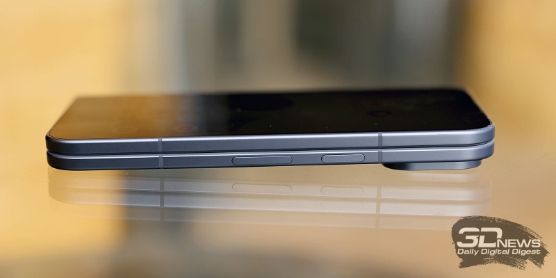  Google Pixel 10 Pro Fold в сложенном положении, правая грань: клавиша питания со встроенным сканером отпечатков и клавиша регулировки громкости 