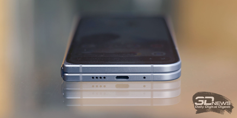  Google Pixel 10 Pro Fold в сложенном положении, нижняя грань: микрофон, динамик, порт USB Type-C 