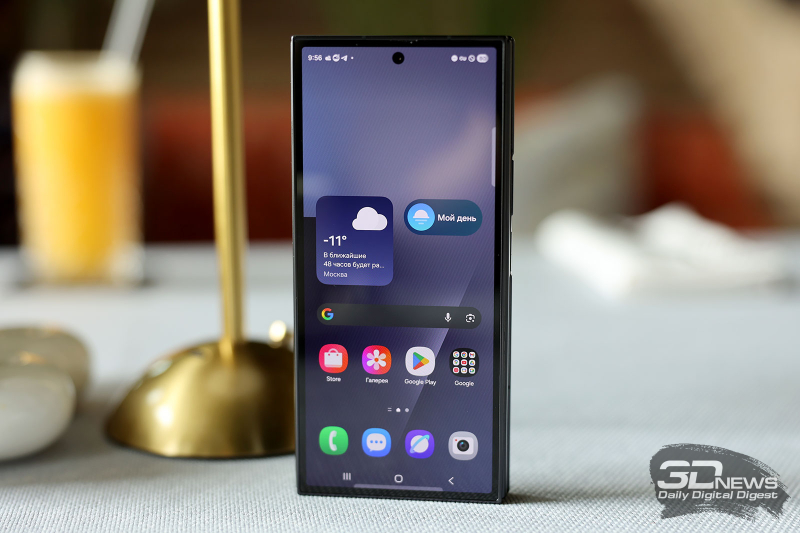  Samsung Galaxy Z TriFold, лицевая панель в сложенном состоянии: внешний экран, в его поверхности фронтальная камера в индивидуальном отверстии и разговорный динамик под верхней кромкой 