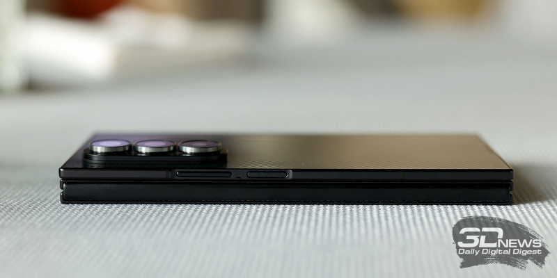  Samsung Galaxy Z TriFold в сложенном состоянии справа, боковые грани: клавиша питания с встроенным сканером отпечатков и клавиша регулировки громкости 