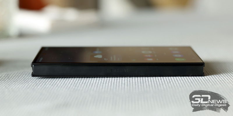  Samsung Galaxy Z TriFold в сложенном состоянии слева, шарнир складного экрана 