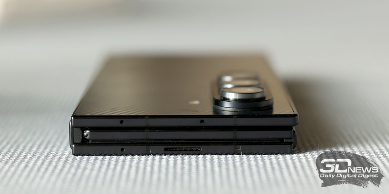  Samsung Galaxy Z TriFold, верхние грани в сложенном состоянии: динамик и три микрофона 