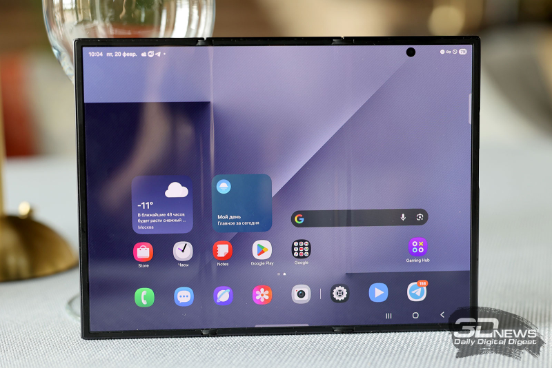  Samsung Galaxy Z TriFold, внутренняя поверхность: 10-дюймовый экран, в правом верхнем углу &mdash; фронтальная камера в индивидуальном отверстии 