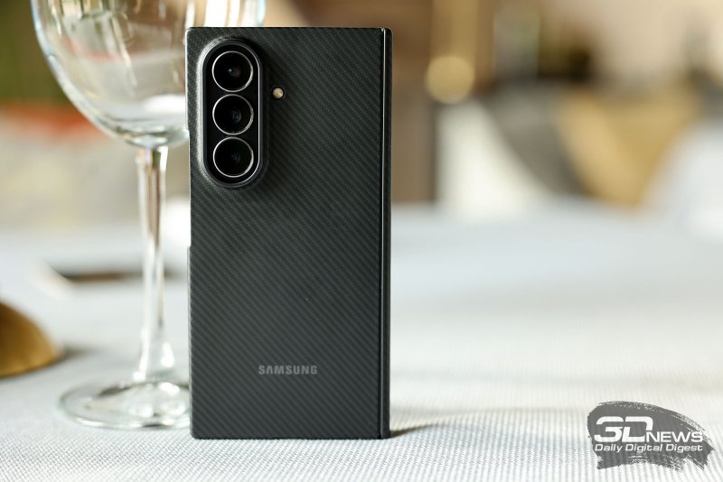  Samsung Galaxy Z TriFold в комплектном чехле 