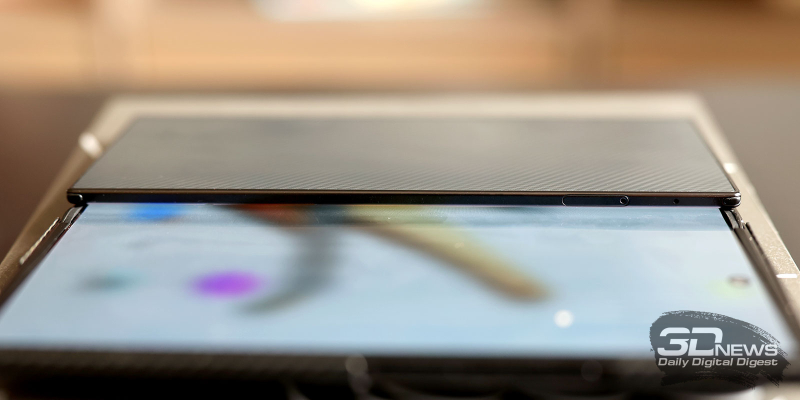  Samsung Galaxy Z TriFold, левая грань в разложенном состоянии (в сложенном она спрятана внутри корпуса): слот для SIM-карт и дополнительный микрофон 