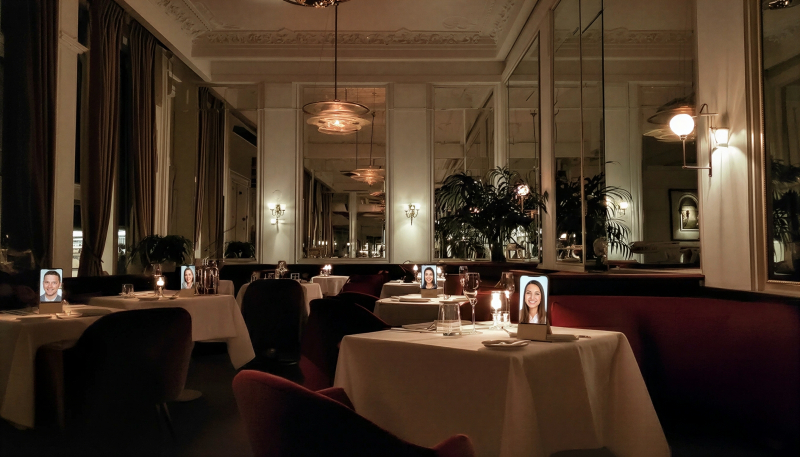  Промо-картинка, которой компания-разработчик &laquo;приложения для ролевых игр с отношениями&raquo; сопроводила анонс своего февральского &laquo;живого&raquo; мероприятия, выглядит, честно говоря, мрачновато: осталось напротив каждого смартфона с одиноким ИИ-партнёром поставить другой такой же, &mdash; и пусть друг с дружкой флиртуют; люди-то им зачем? (Источник: EVA AI) 