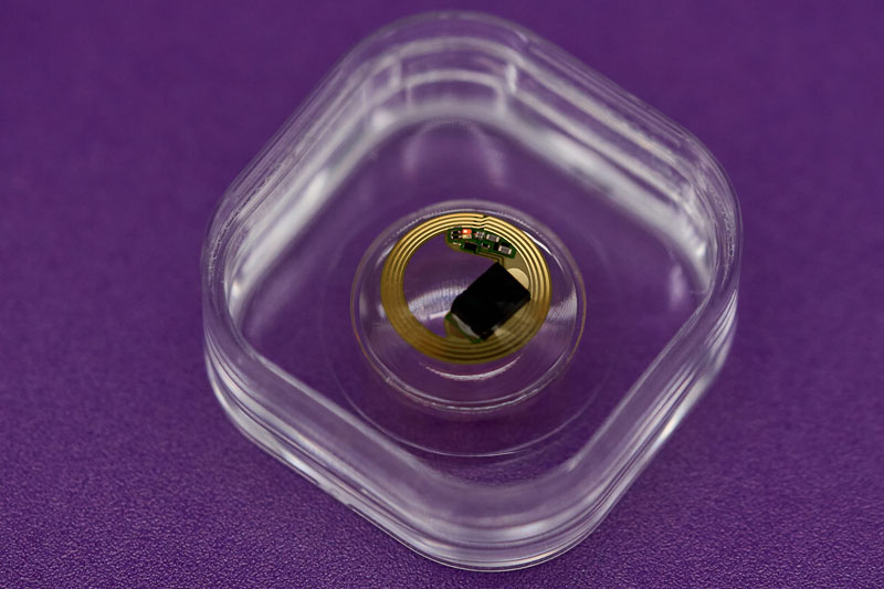  Пример встроенной в контактную линзу батареи 