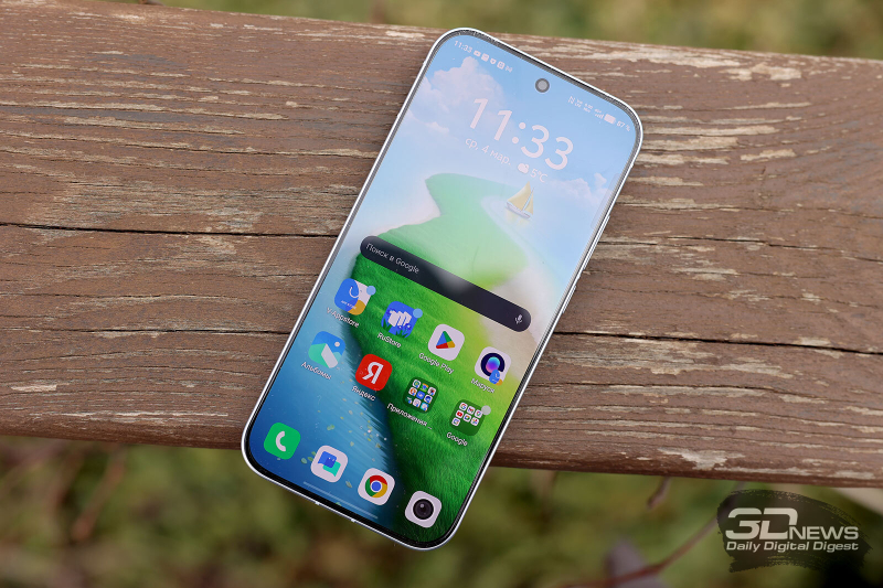  IQOO 15R, лицевая панель: в верхней части экрана по центру &mdash; фронтальная камера в индивидуальном отверстии, чуть выше &mdash; разговорный динамик 