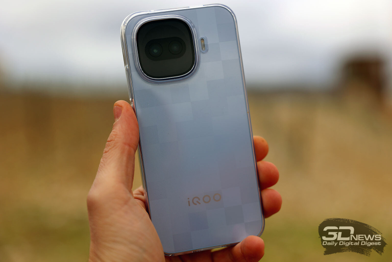  IQOO 15R в комплектном чехле 