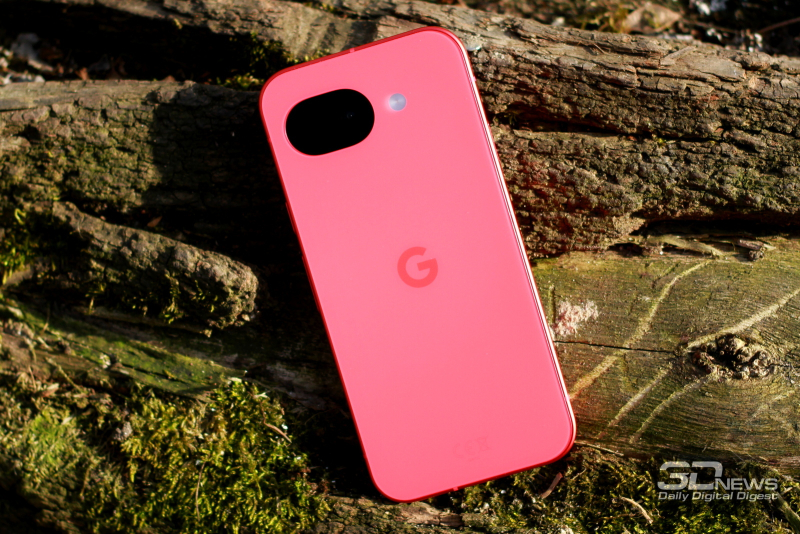  Google Pixel 10a, задняя панель: в верхней части &mdash; островок с двумя камерами, микрофоном и светодиодной вспышкой 