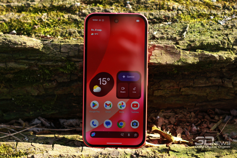  Google Pixel 10a, лицевая панель: в отверстии по центру верхней части экрана &mdash; фронтальная камера, под верхней кромкой &mdash; разговорный динамик 