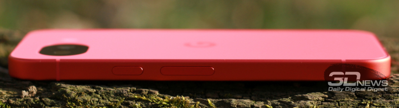  Google Pixel 10a, правая грань: клавиша питания и клавиша регулировки громкости 